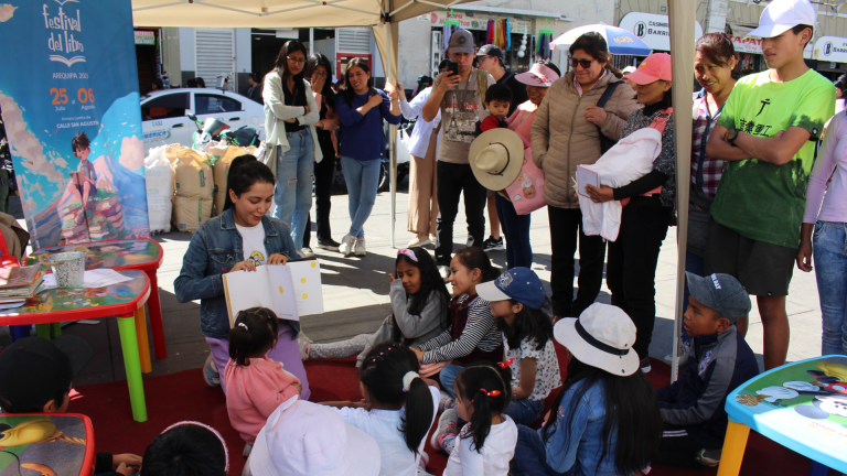 Festival del Libro Arequipa realiza jornada de lectura para padres e hijos en el mercado San Camilo