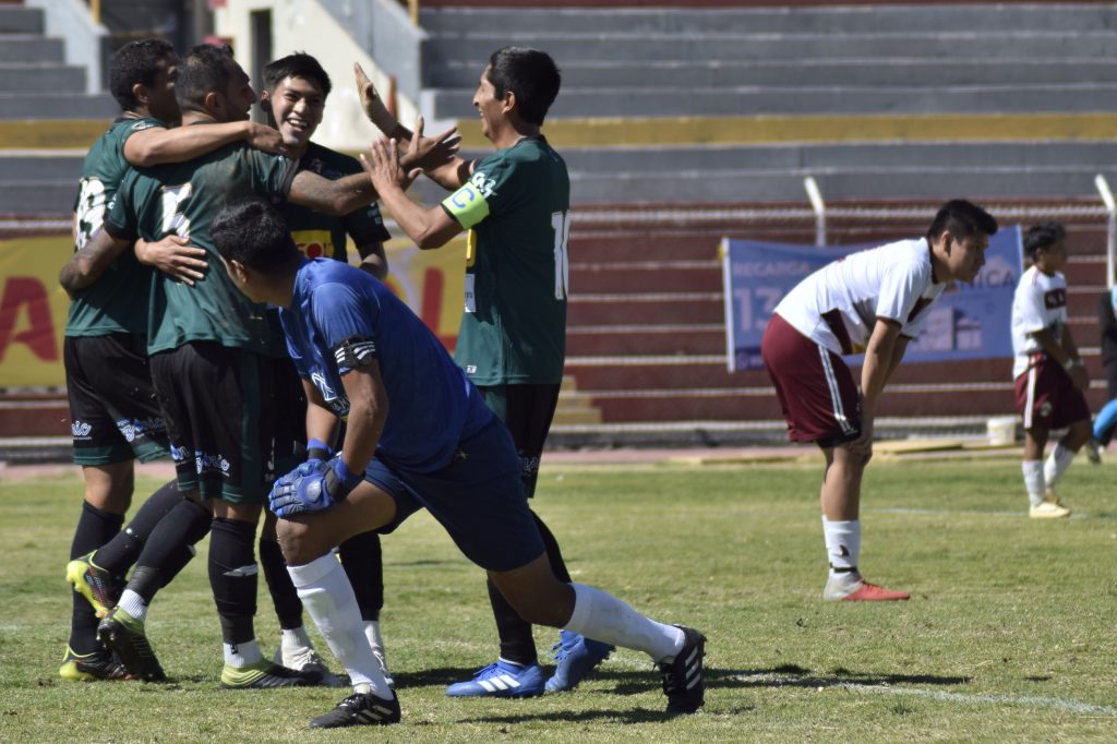 Celebraciones de Huracán tras golear a Earling Boys de Sachaca.