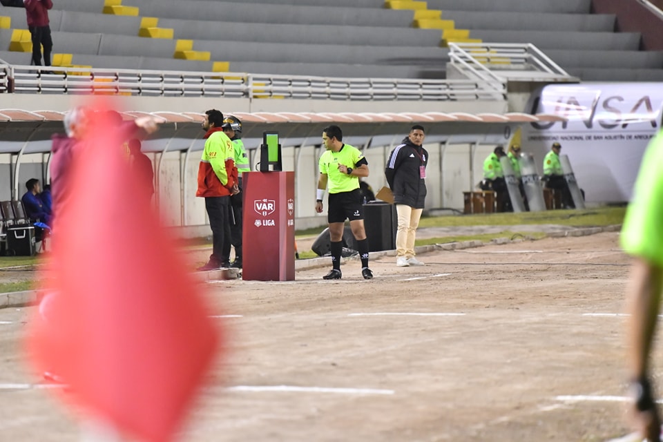 Jonathan Zamora utilizó el VAR por primera vez en la Liga 1 Betsson. 