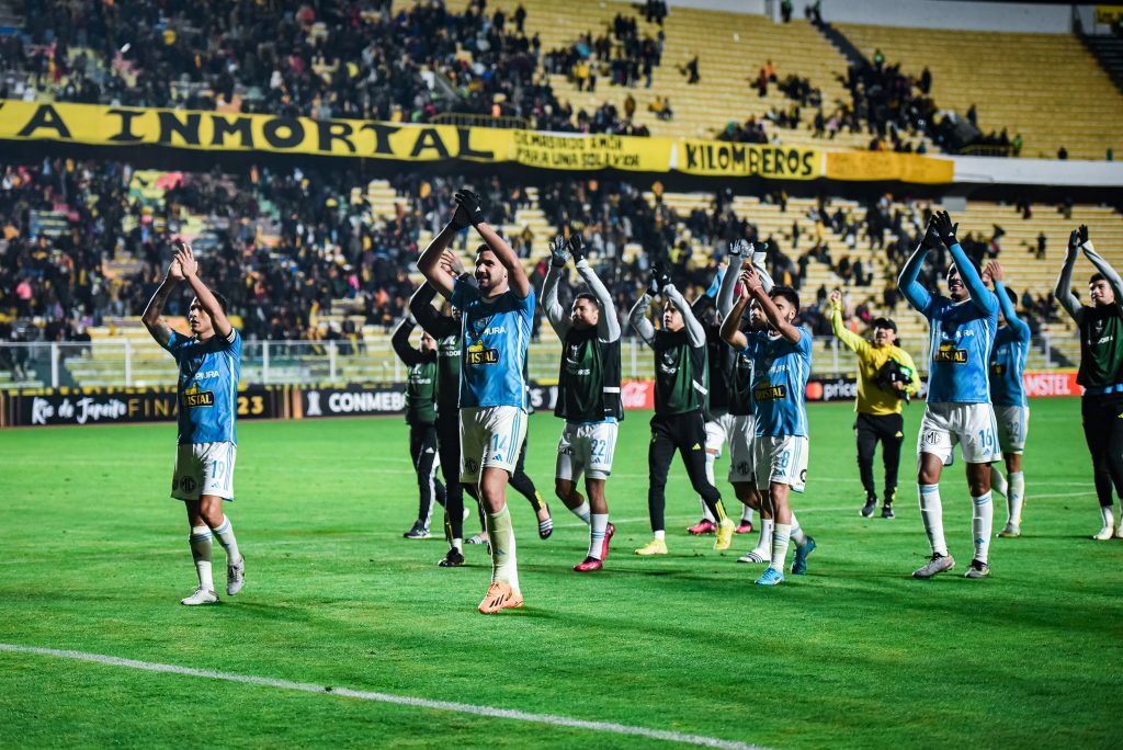 Sporting Cristal celebró su triunfo en La Paz con su hinchada.