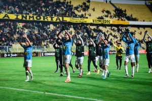Sporting Cristal celebró su triunfo en La Paz con su hinchada.