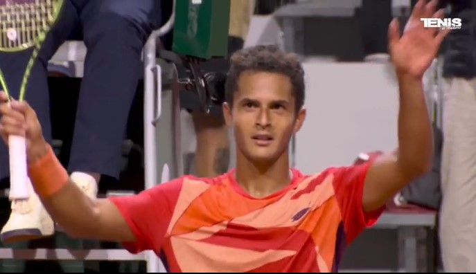 Juan Pablo Varillas saludó a la barra peruana luego de su triunfo en el Roland Garros.