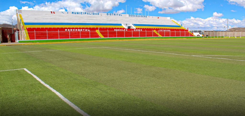 Tribuna oriente del estadio Rodolfo Ramos Catacora de Desaguadero.