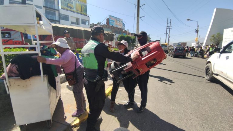 Grupo 5 en Arequipa: Policías retiran a ‘vendedores de cola’ del exterior del Jardín de la Cerveza