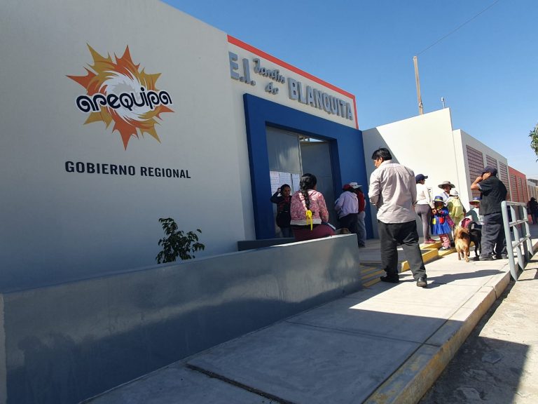 Gobierno Regional entregó inicial en Cayma con una deuda de más de S/7000 en servicios