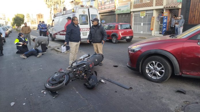 Motociclista resulta herido tras chocar contra vehículo en la avenida Parra