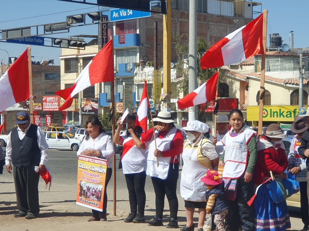 Día de la Bandera: Olla comunes de Cerro Colorado realizaron marcha de banderas con listones negros