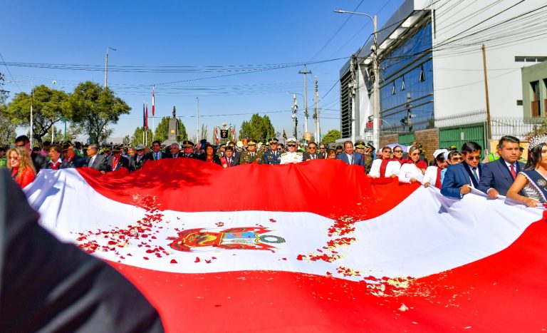 Arequipeños rindieron homenaje a la bandera nacional en su día