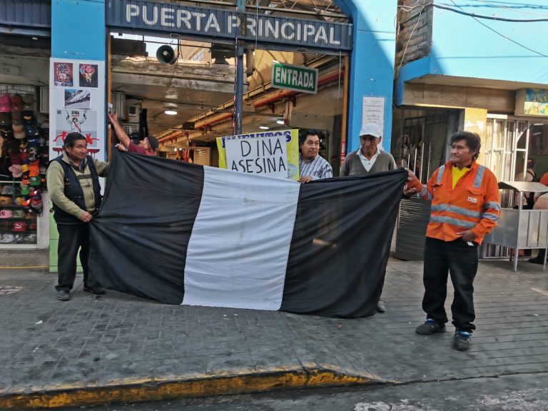 Policía impide que comerciantes del Avelino Cáceres icen bandera blanca y negra