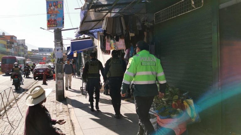 Policía realiza operativos para retirar banderas de luto