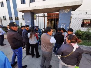 Familiares llegan a la morgue para recoger los restos de los fallecidos tras accidente en Yura