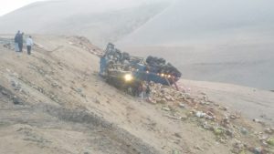 Camaná: Tráiler se despistó y volcó, dejando tres personas atrapadas
