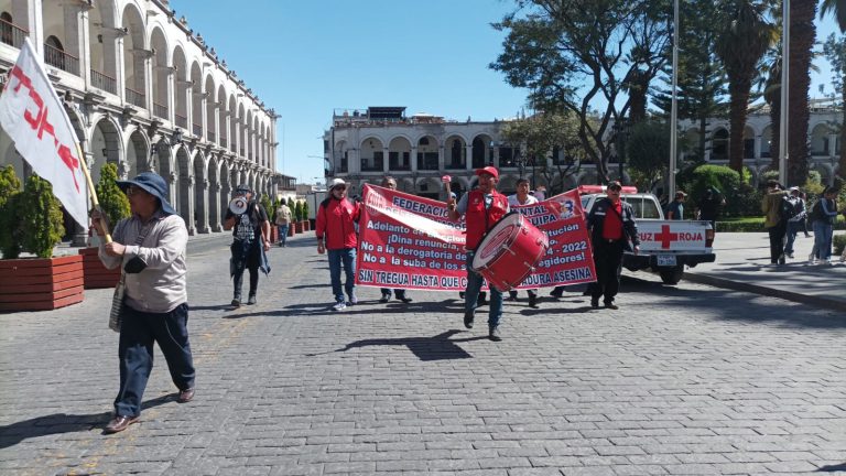 Manifestantes recorrieron el centro histórico en contra del Gobierno y la sentencia de dos obreros de Construcción Civil