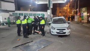 Pudo ser fatal: Trabajador de grifo en Cayma se salva de milagro tras un choque de vehículo en el servicentro