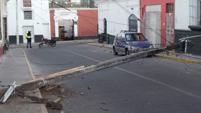 Cercado: Auto habría chocado y derribado poste en la calle Zela