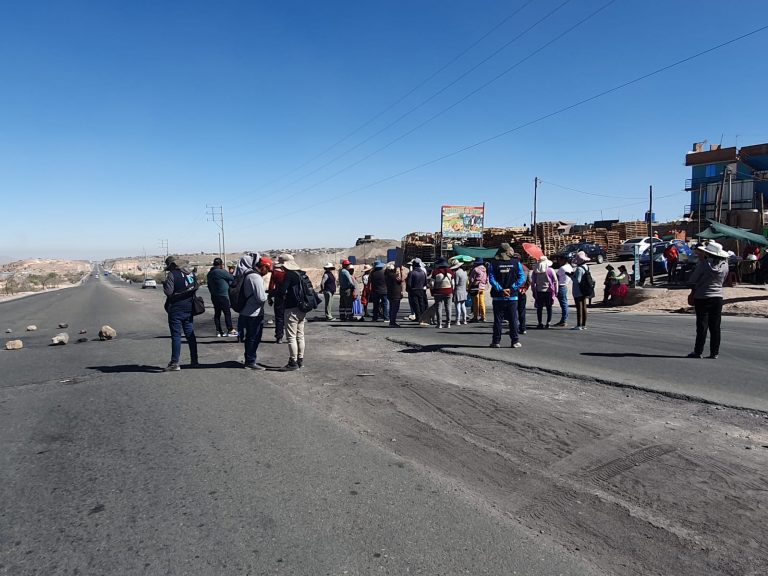 Cerro Colorado: Adulto mayor se debate entre la vida y la muerte tras ser atropellado por una combi informal en la autopista Arequipa-La Joya