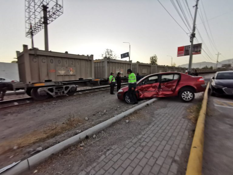 Mujer resulta herida tras chocar su vehículo contra un tren en la av. Metropolitana