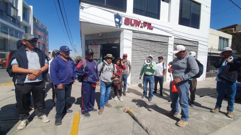 Trabajadores de construcción civil paralizan sus actividades en el hospital Maritza Campos por falta de pagos