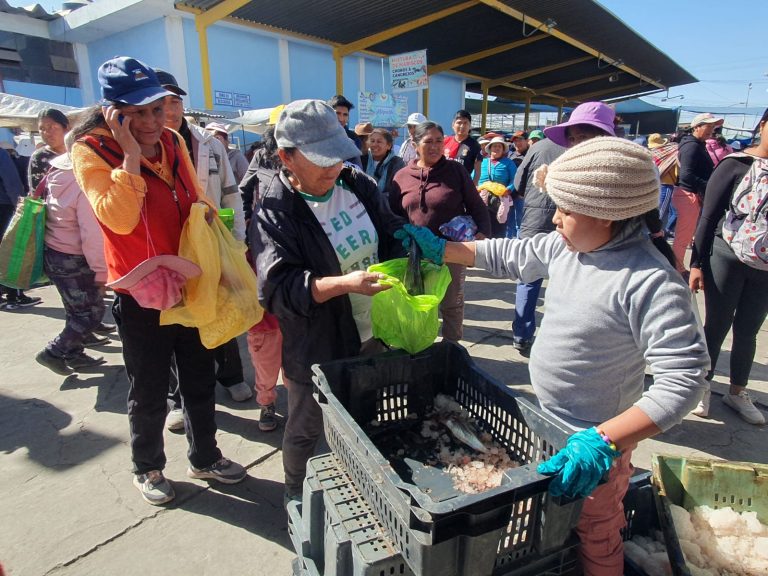Terminal Pesquero de Río Seco: Comerciantes regalaron pescado por el Día de San Pedro y San Pablo