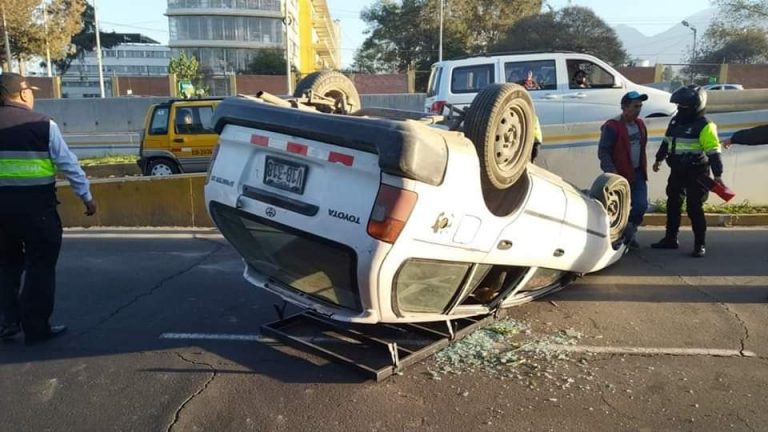 JLByR: Volcadura de vehículo en la Urb. Quinta Santa María dejó a una mujer herida