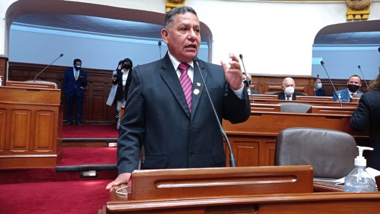 Congresista Esdras Medina presentó su renuncia a la bancada de Somos Perú