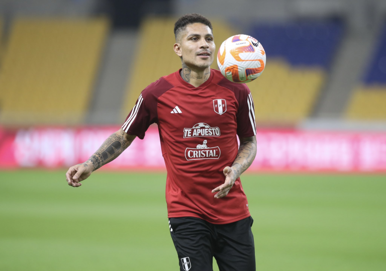 Paolo Guerrero en los entrenamientos de la Selección Peruana en Busan.