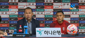 Juan Reynoso en conferencia de prensa luego del triunfo peruano en Busan.