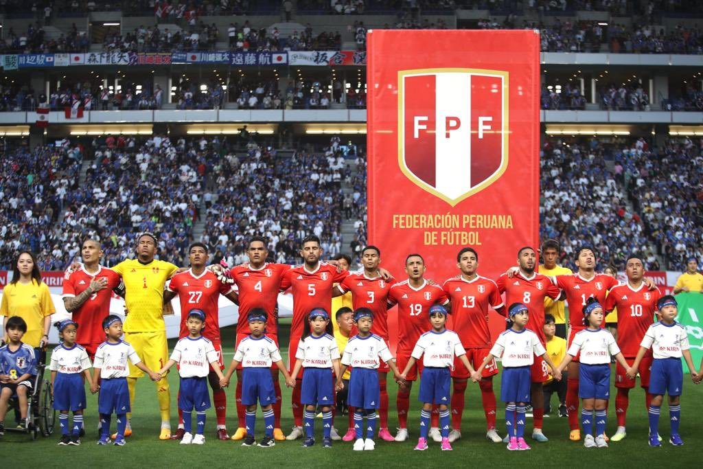 Equipo de Perú en la goleada ante Japón.