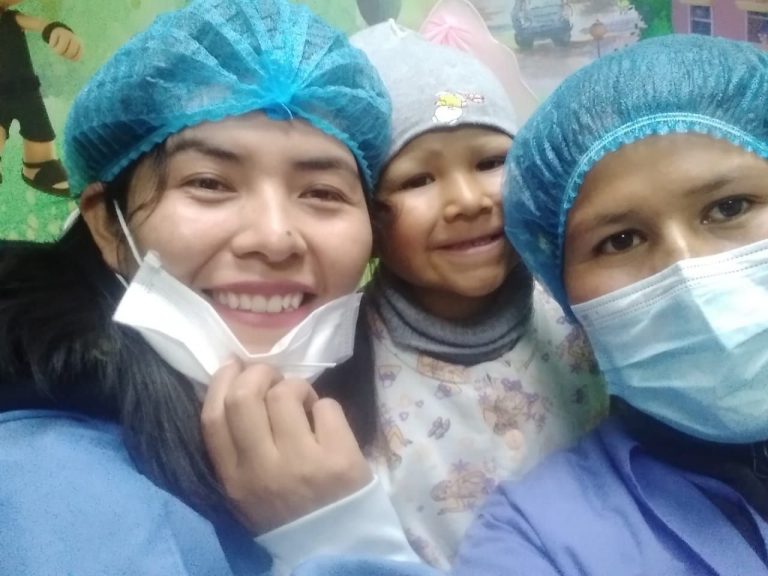 Noble gesto: Yarita Lizeth visitó el Iren Sur y entregó ayuda a pequeños con cáncer