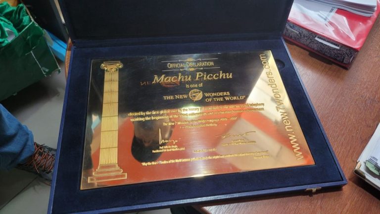 Aparece la placa de oro que reconoce a Machu Picchu como maravilla del mundo, pero el pergamino sigue perdido