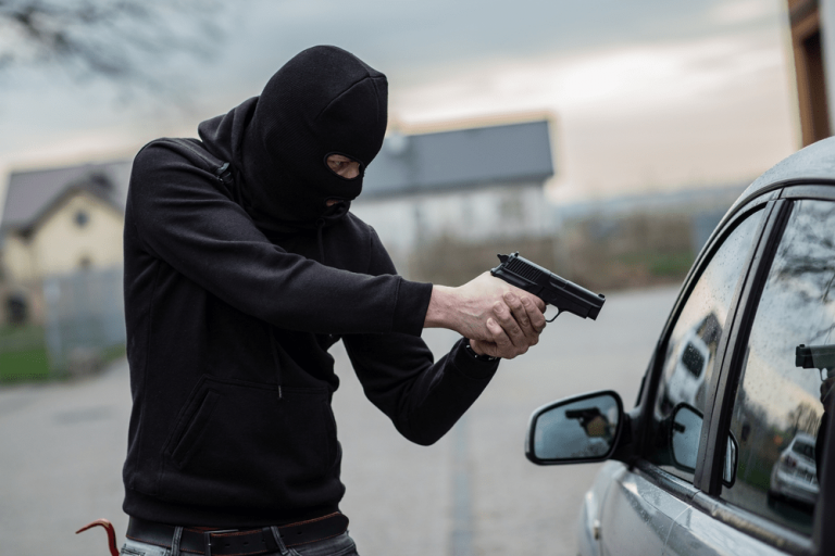 Delincuentes armados roban S/80 mil de un vehículo en grifo de la Vía Evitamiento