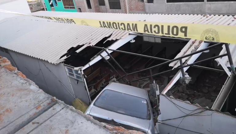 Socabaya: Auto destroza muro y cae sobre el techo de una iglesia Bautista  