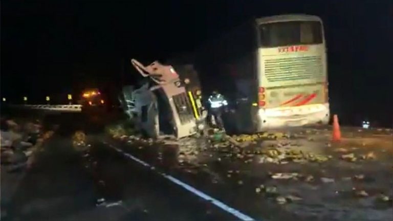 Trágico accidente en Casma: Dos muertos y 20 heridos tras colisión entre bus y camión de carga