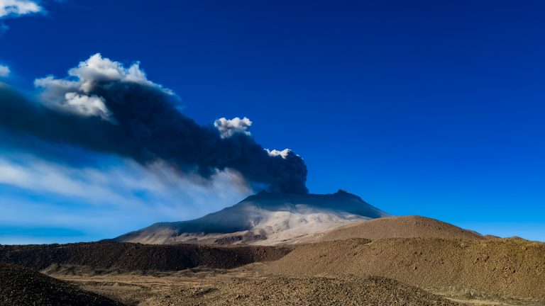 Moquegua: Se registra una explosión regular en el volcán Ubinas