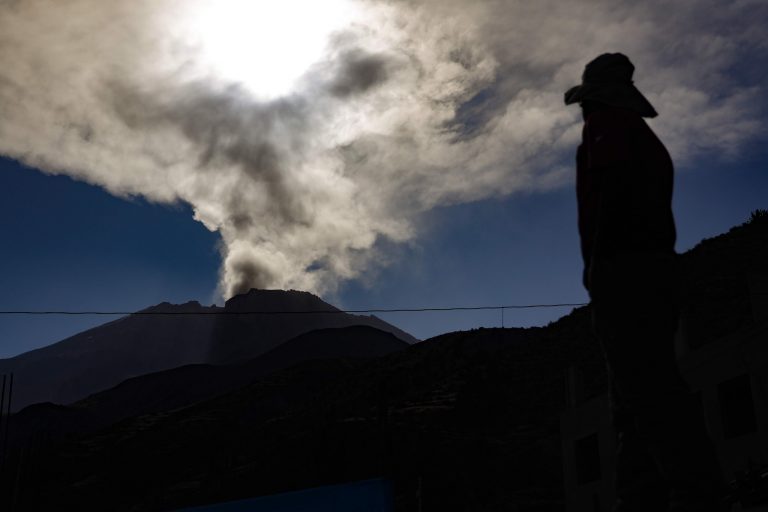 Volcán Ubinas registra nueva explosión con emisiones de cenizas durante madrugada