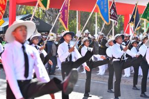 I.E. Honorio Delgado Espinoza en el desfile de Cerro Colorado, ganador del "Campeón de Campeones" Ugel Arequipa Norte. Foto: Diego Ramos