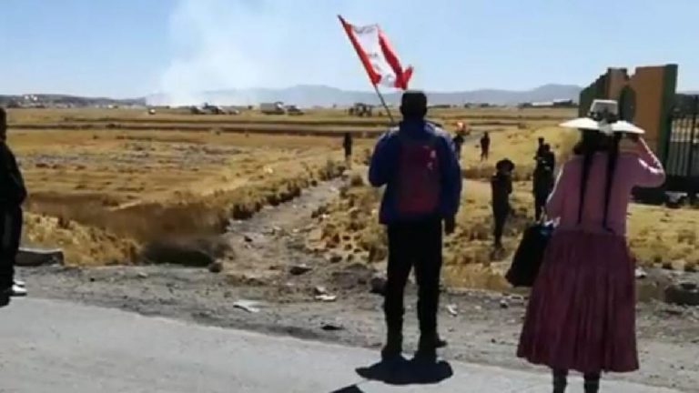 Pobladores de Ácora bloquean vía en protesta contra el Gobierno de Dina Boluarte