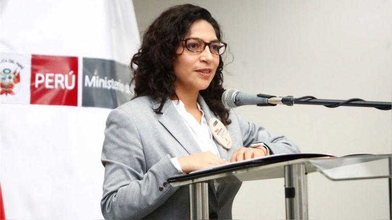 Ministra Urteaga admite “un error” al reunirse con ‘La Resistencia’ y los califica de grupo violentista