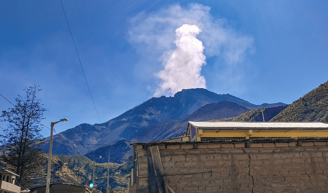 Aumenta la actividad del volcán Ubinas con explosiones y emisión de ceniza
