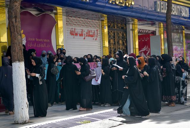 Decenas de afganas protestan contra cierre de los salones de belleza