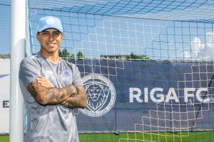 Luis Iberico con camiseta del Riga FC de Letonia.