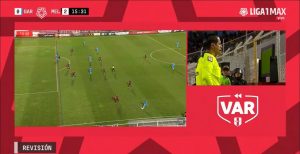 El VAR revisó polémico penal cobrado en contra de Melgar pese a haber un fuera de juego previo.