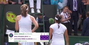 Lucciana Pérez y Mika Stojsavljevic luego de su partido en Wimbledon.