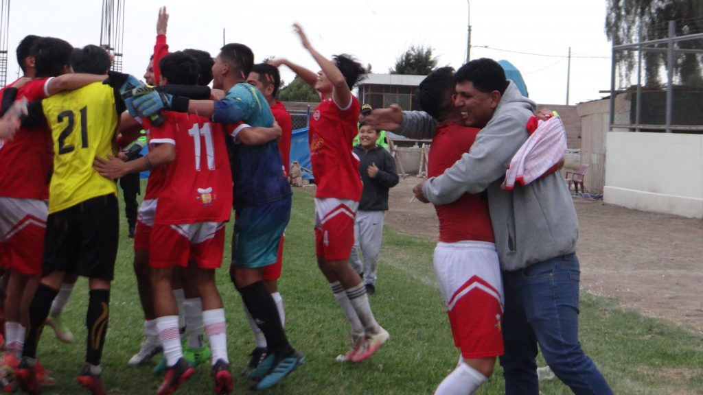 Festejos de jugadores de Colón tras proclamarse campeón de Islay.