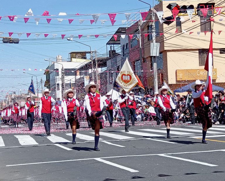 Patriotismo y gallardía en desfile escolar de Paucarpata