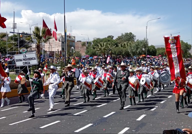 Así se vivió el desfile “Campeón de Campeones” de la Ugel Arequipa Sur en el distrito de Jose Luis Bustamante y R. 