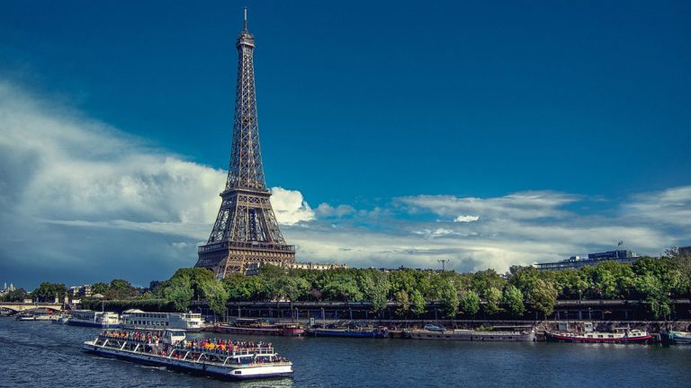 Después de 100 años, París autoriza natación en el río Sena para celebrar Juegos Olímpicos 2024