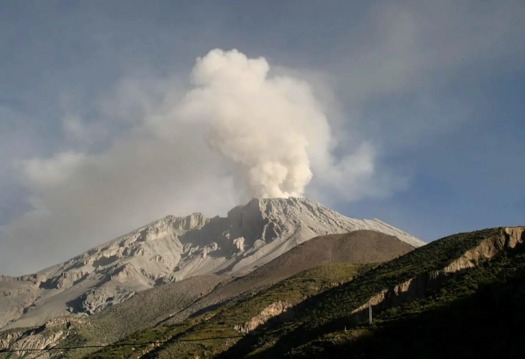 Volcán Ubinas se reactivó desde el 22 de junio
