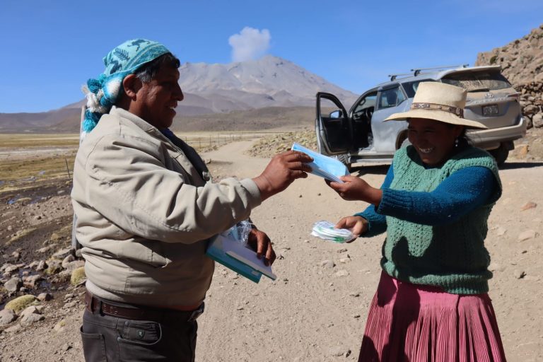 COER Arequipa entrega mascarillas para proteger a la población frente al volcán Ubinas