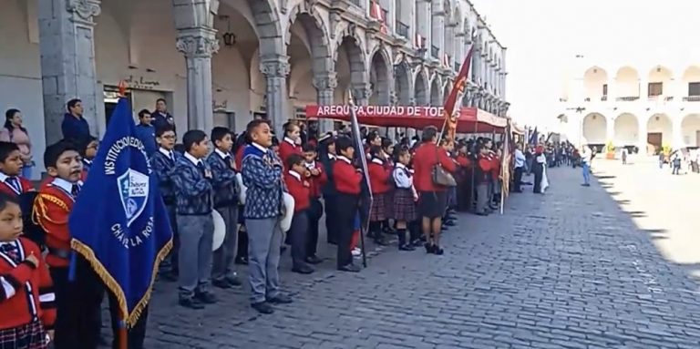 Alcalde de Arequipa dejó plantados a estudiantes durante juramentación de municipios escolares